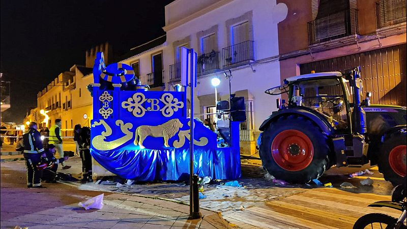 Muere una mujer y 12 personas resultan heridas al ser arrolladas por un tractor de la cabalgata de Marchena, Sevilla