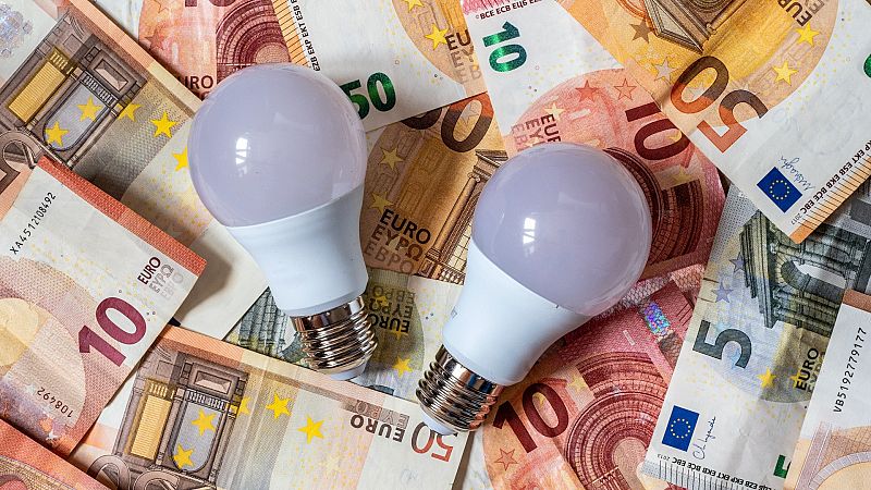 El precio de la luz baja un 62% este domingo, hasta 8,58 euros/MWh