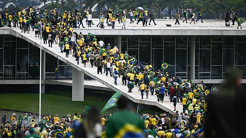 Bolsonaristas asaltan el Congreso, la Presidencia y el Supremo en un ataque inédito a la democracia en Brasil