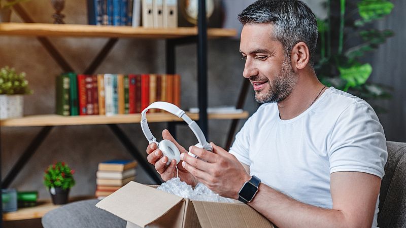 Ropa, complementos y perfumes: un 30% de españoles revende los regalos no deseados de estas fiestas