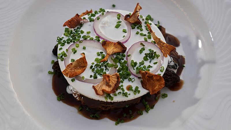 Receta de colmenillas y trompetas de la muerte con untuoso de ave y velo de bechamel