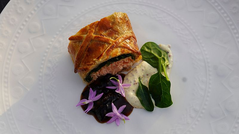 Receta de salm�n en croute con mostaza dijon y duxelle de setas de temporada
