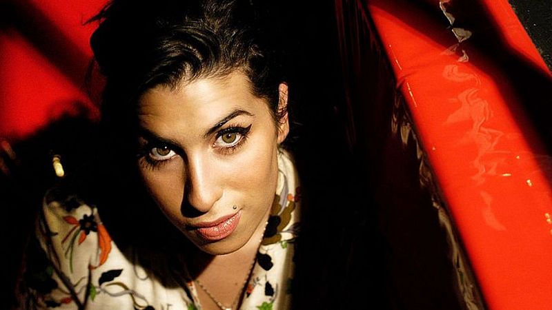 Amy Winehouse y la historia del Dolce & Gabbana de leopardo con el que fue incinerada