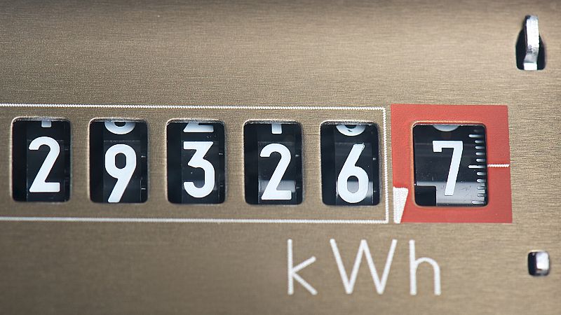 El precio de la luz se desploma un 59,6% este domingo, hasta los 21,49 euros/MWh