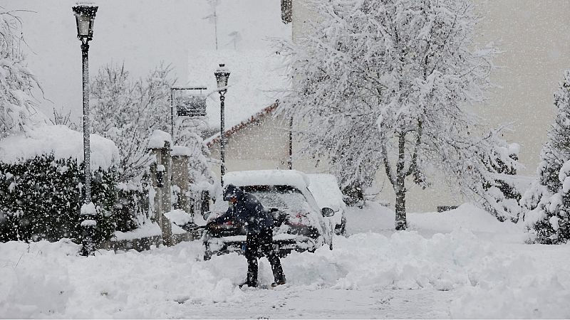 La borrasca Gérard deja fuertes vientos, lluvia y nieve y pone en aviso rojo al norte por olas de hasta nueve metros