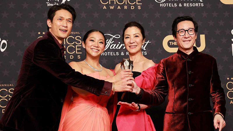 'Todo a la vez en todas partes' arrasa en los Critics Choice Awards 2023