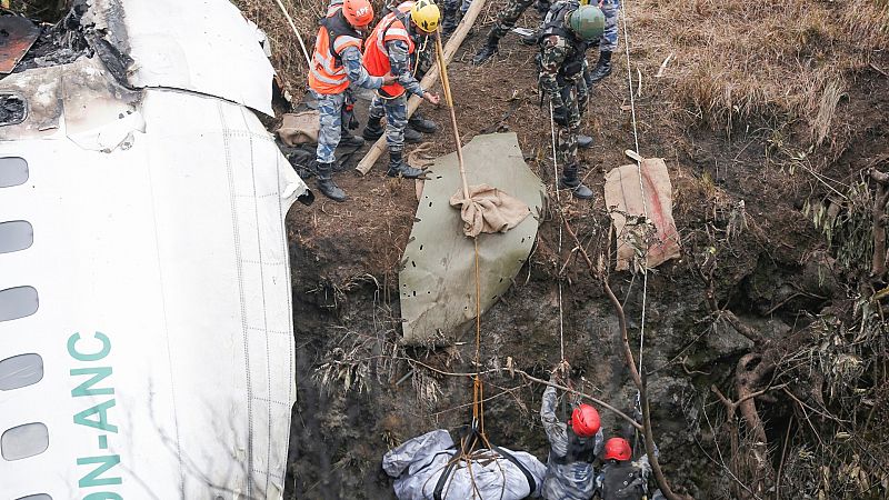 Nepal reanuda el rescate de los cadáveres y ve imposible encontrar supervivientes tras el accidente aéreo