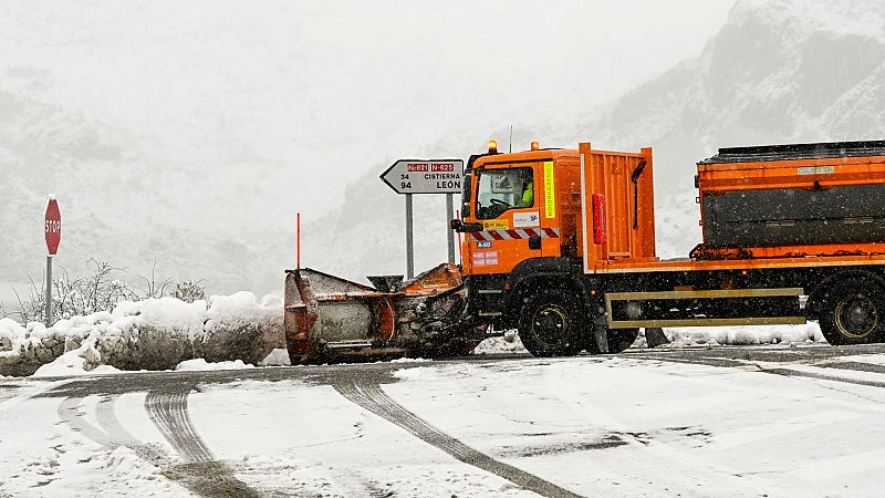 El temporal Fien de nieve, viento y lluvia desborda ríos y deja clases suspendidas y carreteras cortadas en el norte