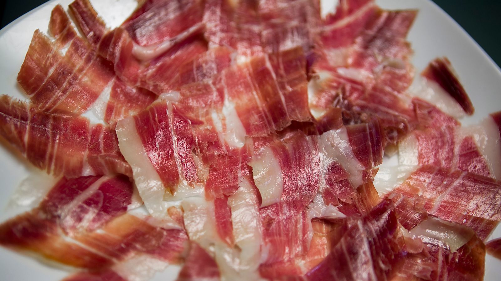 Sin visado por no declarar los ibéricos envasados que llevaba en la maleta