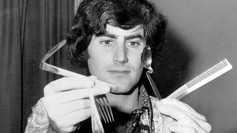Uri Geller, el hombre que doblaba cucharas: ¿ilusionismo o poder de la mente?