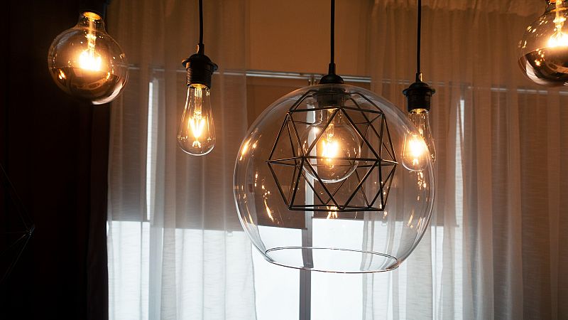 El precio de la luz casi se triplica este viernes con 90,78 euros/MWh