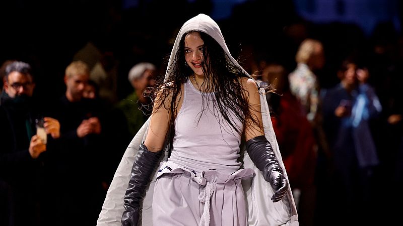 Rosalía se desmelena: así ha sido su loca actuación en el desfile de Louis Vuitton