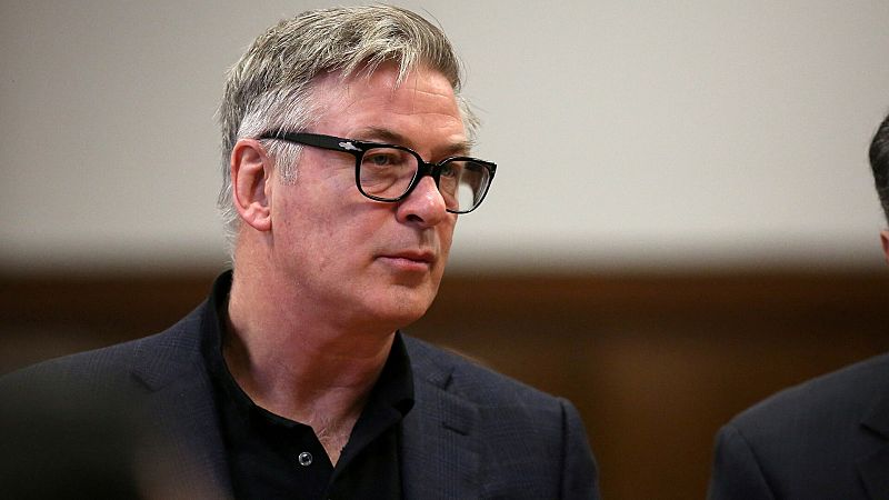 La fiscalía acusará a Alec Baldwin de homicidio involuntario por la muerte de la directora de fotografía de 'Rust'