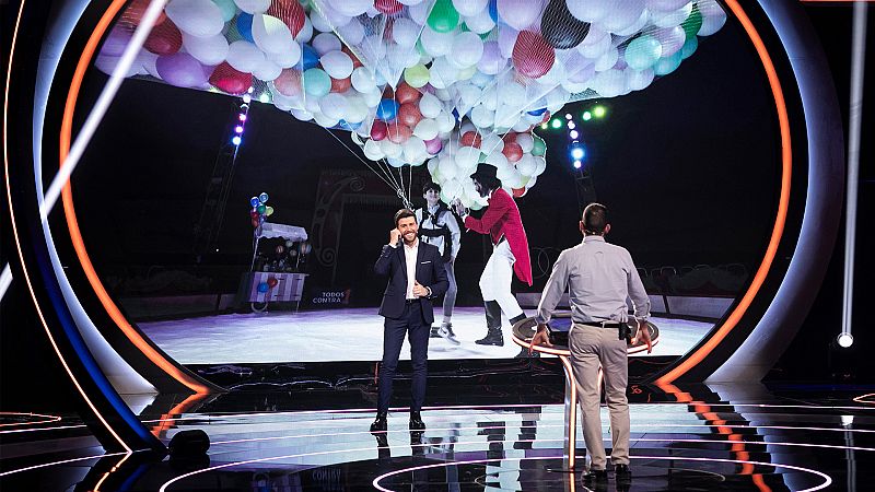 'Todos contra 1' eleva a Carlos Higes con 2.108 globos de helio para cantar 'Señorita' desde el aire