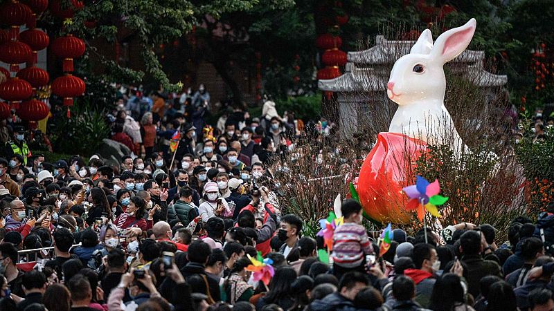 China celebra su Año Nuevo en plena ola COVID con millones de desplazamientos y cero restricciones