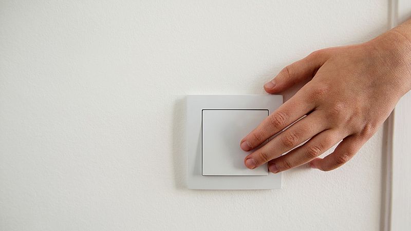 El precio de la luz baja este domingo un 38,6% hasta 35,03 euros/MWh