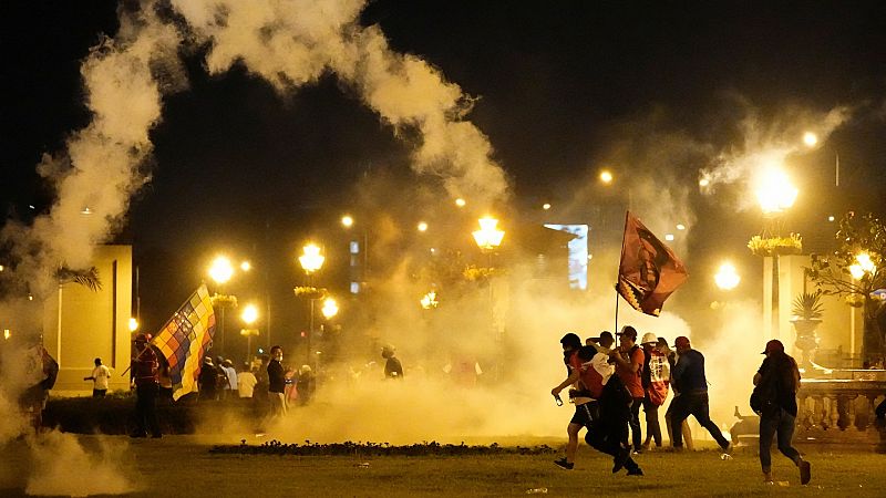 Manifestantes atacan una comisaría policial en el sur de Perú e incendian un puesto aduanero en la frontera con Bolivia