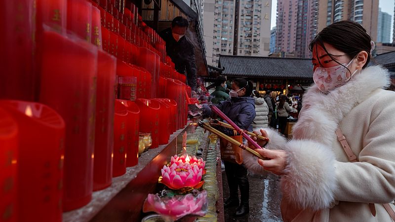 Wuhan inicia un nuevo año sin restricciones COVID recordando a sus difuntos por la pandemia