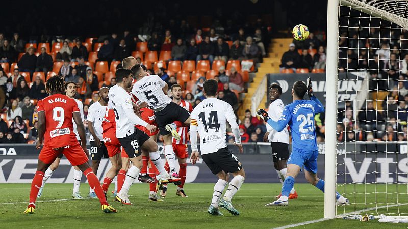 Valencia y Almería se reparten los puntos en un partido caótico