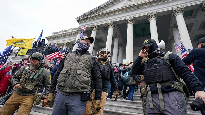 Cuatro miembros del grupo ultraderechista Oath Keepers son declarados culpables de sedición por el asalto al Capitolio