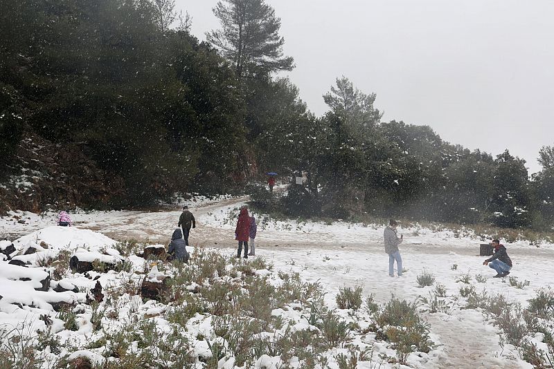 El frío se intensifica en casi toda España y la nieve llega a cotas muy bajas en Cataluña