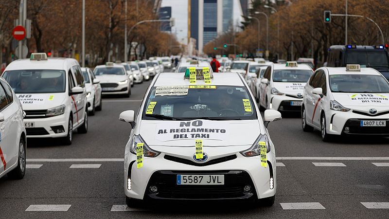 Los taxistas de Madrid paralizan la Castellana contra la "precarización, especulación y acumulación de licencias"