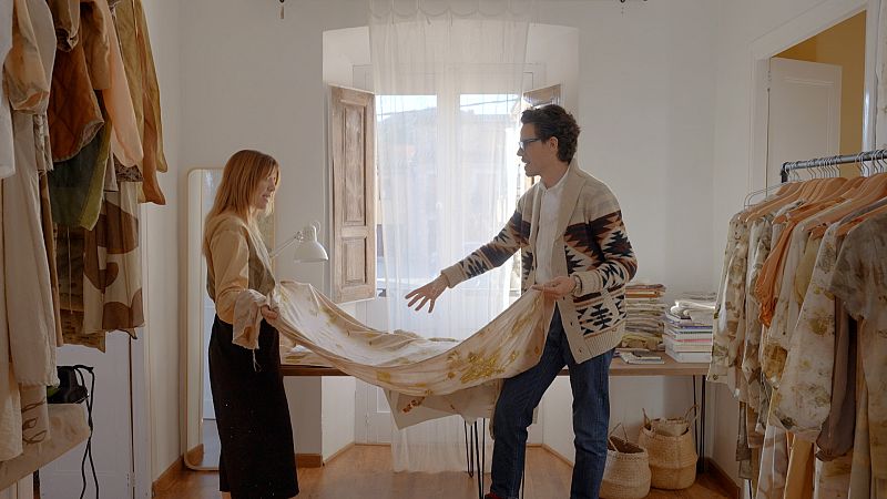 De consultora a Londres a viure a la muntanya i fer estampació de roba amb tints naturals