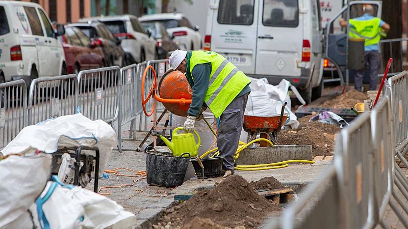 España creó 278.900 empleos en 2022 y la tasa de paro bajó hasta el 12,9 %, su menor nivel desde 2008