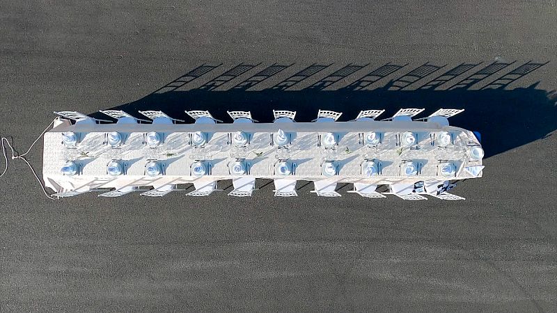 Llenamos una mesa de piezas de vajilla y atamos el mantel a un coche de Fórmula 1 ¿Qué pasará?