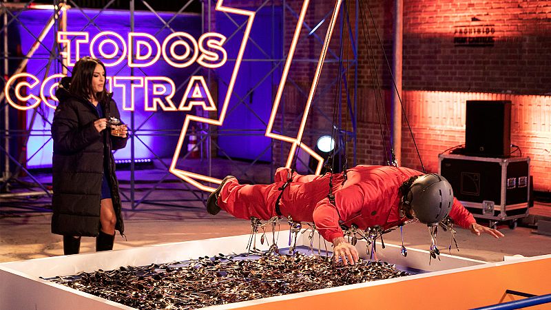 Cubrimos a Raúl Gómez con un traje imantado sobre 1.800 cubiertos de metal ¿Cuántos quedarán pegados?