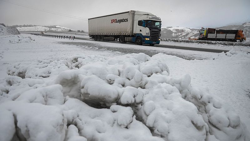 La nieve intensa bloquea carreteras del norte peninsular y Baleares
