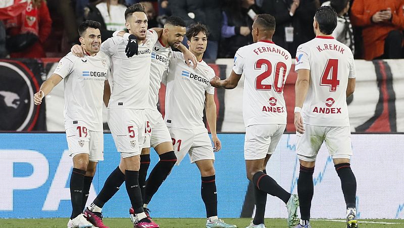 El Sevilla hunde al Elche con una goleada y sale de problemas