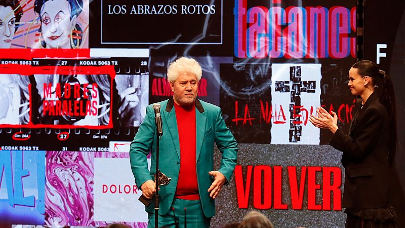 Almodóvar, lágrimas por su madre y clamor por la sanidad pública para "que se enteren en la Puerta del Sol"