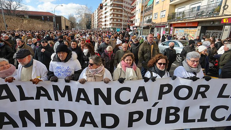 Una marea blanca de 11.000 personas marcha en Salamanca por la sanidad pública