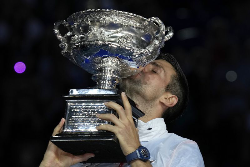 Djokovic reina en Australia por décima vez para igualar a Nadal en Grand Slams