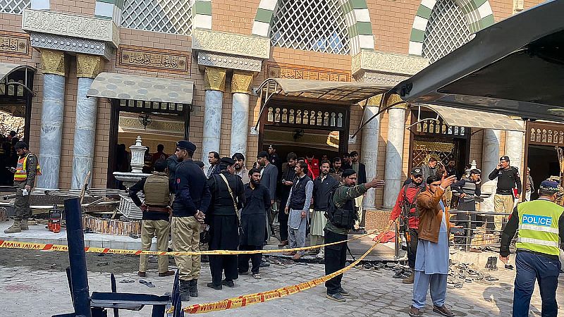 Mueren al menos 100 personas en un atentado contra una mezquita en la ciudad pakistaní de Peshawar