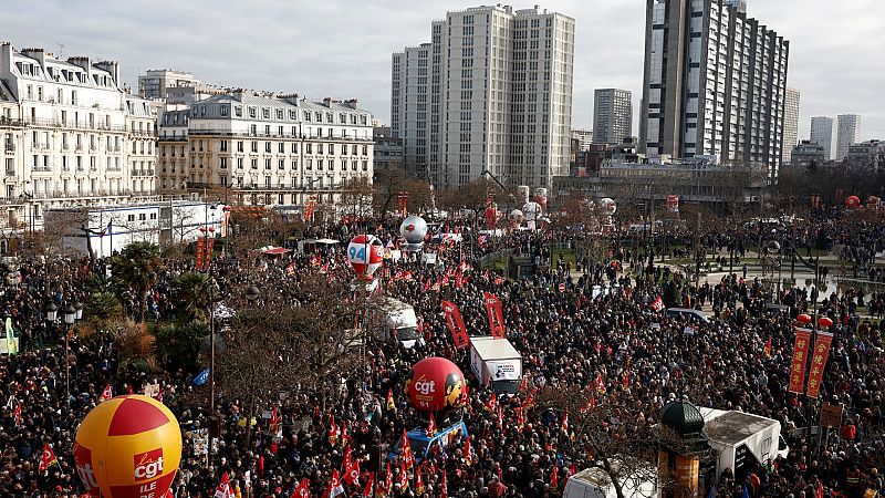 Cientos de miles de personas vuelven a las calles para protestar contra la reforma de pensiones de Macron