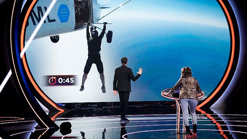 ¿Cuánto será capaz de aguantar una persona agarrada a la barra de una avioneta?