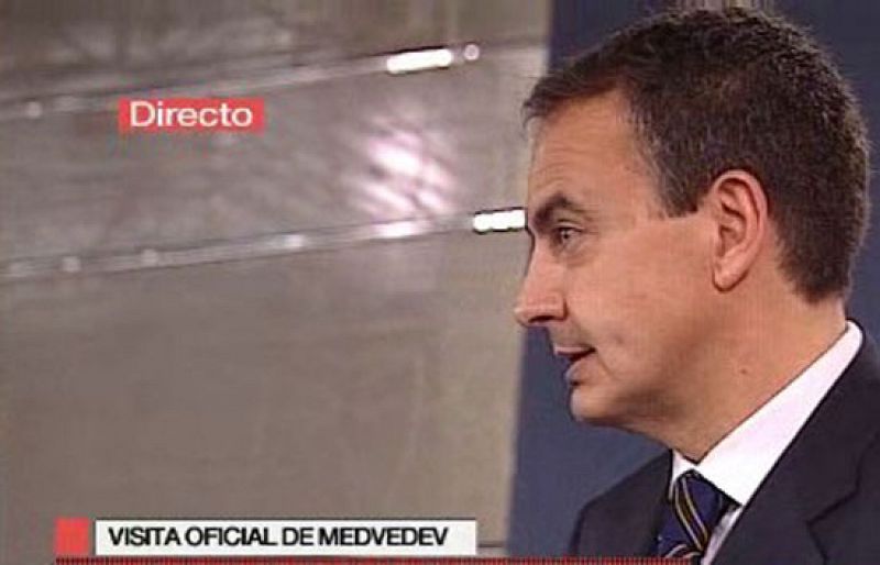 Zapatero dice que el dato del paro "es menos malo que el de enero"