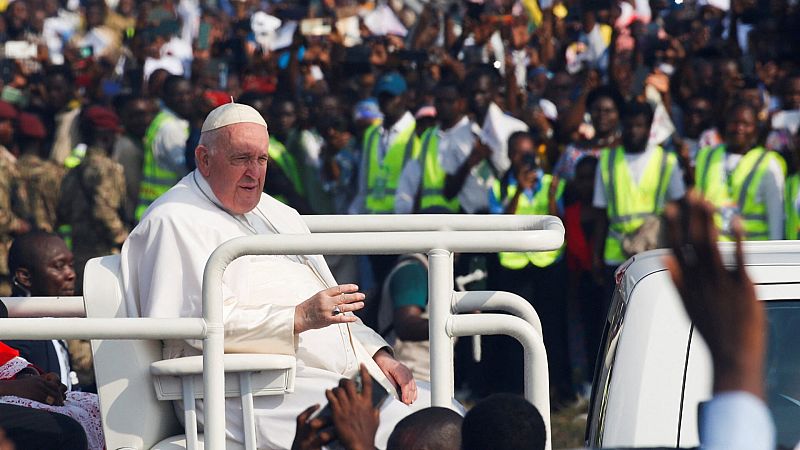 El papa pide en la República Democrática del Congo el fin del enriquecimiento con recursos "manchados de sangre"