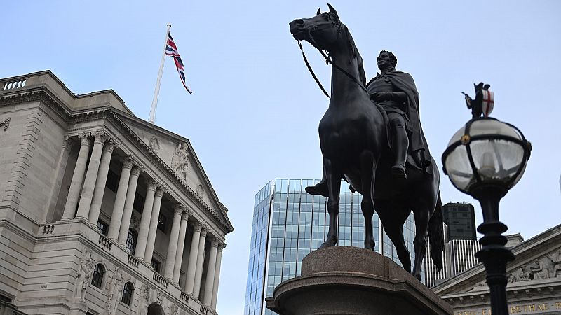 El Banco de Inglaterra sube medio punto los tipos de interés, hasta el 4%, su nivel más alto en 14 años