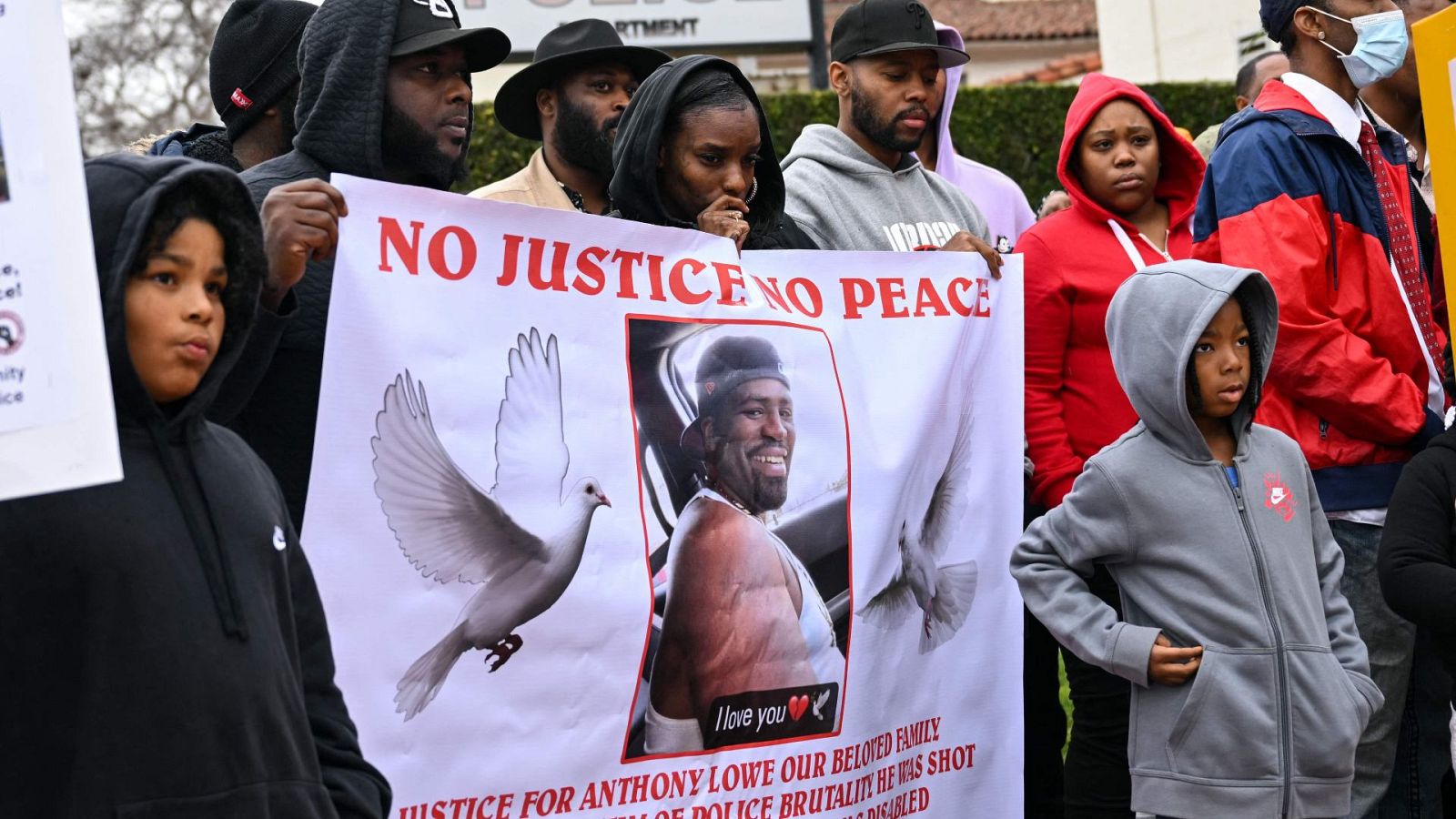 Investigan a varios policías que mataron a un fugitivo afroamericano - La tarde en 24h | Ver