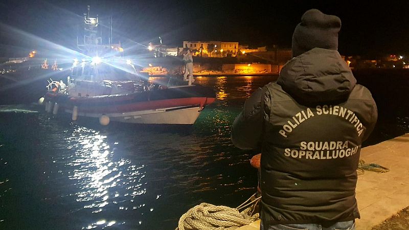 Diez muertos y 42 supervivientes rescatados en una patera frente a la costa italiana de Lampedusa