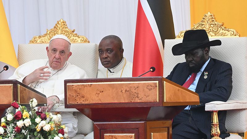 El papa urge a los líderes de Sudán del Sur a cumplir las promesas de paz en su primer viaje al país