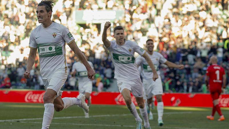 El Elche consigue su primera victoria al derrotar al Villarreal con un triplete de Pere Milla