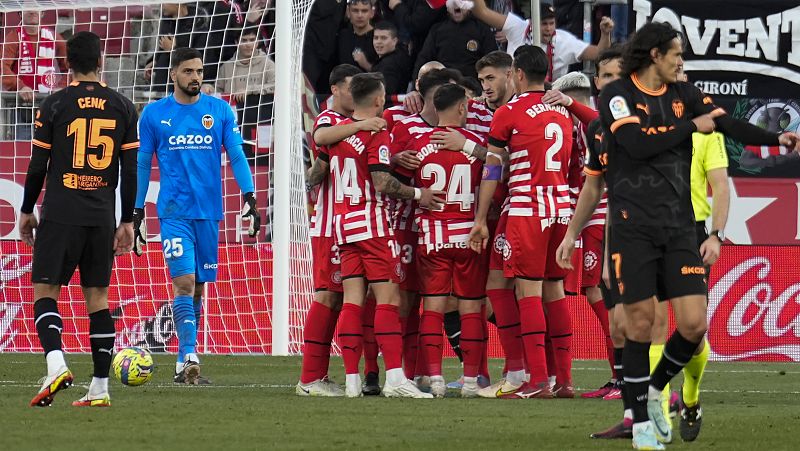 El Girona respira ante un Valencia en caída libre