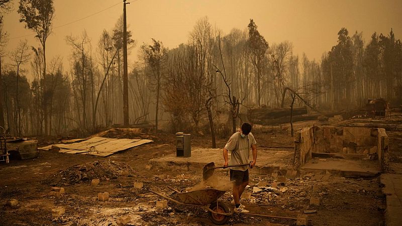 Chile lucha contra los incendios que dejan ya 24 muertos y cientos de desplazados mientras recibe ayuda internacional