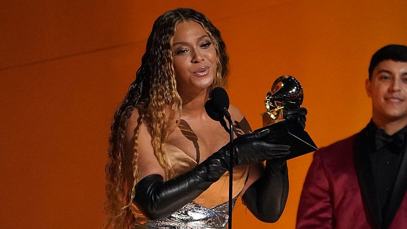 Beyoncé hace historia en unos Grammy que consagran a Harry Styles