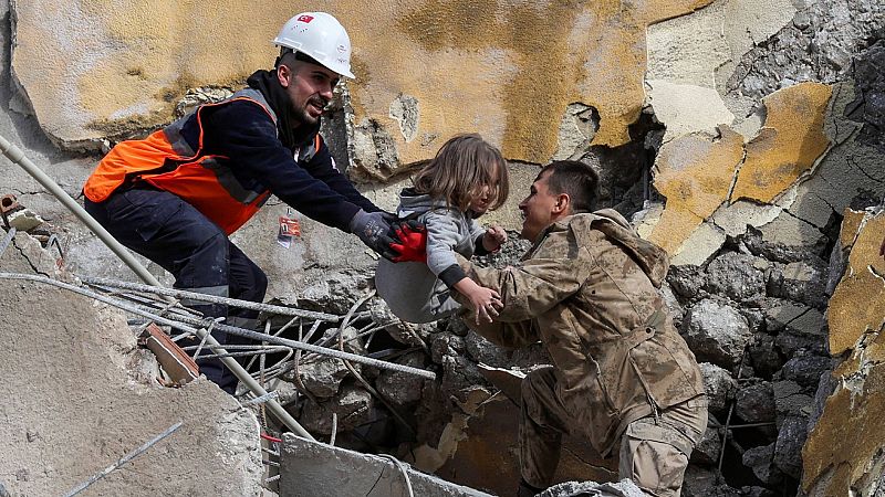Resumen del primer día tras la tragedia del terremoto en Turquía y Siria: Setenta países se vuelcan en la ayuda humanitaria a los afectados
