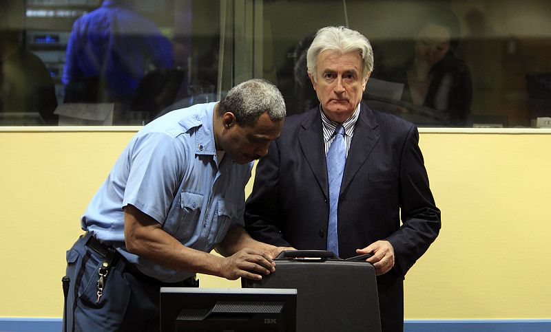 Karadzic se niega a declararse culpable o inocente y reta al tribunal
